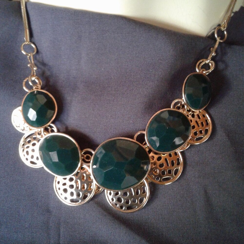 NWT Necklace Deep Green  Gold Tone